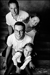 portrait de famille en noir et blanc par le photographe à melun thierry navarro au studio créateur de souvenirs