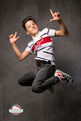 portrait d'un jeune garçon plein d'énergie par le photographe à melun thierry navarro au studio créateur de souvenirs
